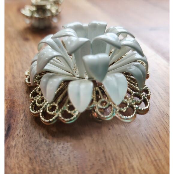 Vintage Sarah Coventry White Enamel & Filigree Flower Brooch Clip Earrings Set - Picture 4 of 6